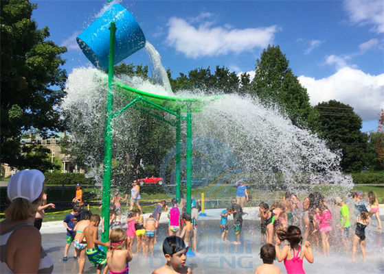 Harga yang bagus Area Air Splash Keluarga Luar Ruangan Berukuran Besar Fiberglass Water Tripping Bucket For Fun on line
