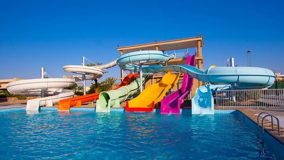 Harga yang bagus 12mm Ketebalan Fiberglass kolam renang Slide Taman hiburan komersial Peralatan taman bermain on line