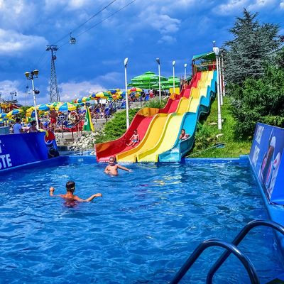 Harga yang bagus ODM Outdoor Taman Hiburan Air Besar Musim Panas Kolam Renang Fiberglass Pelangi Slide Untuk Anak-anak on line