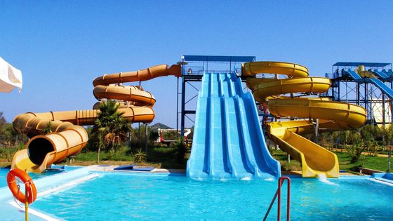 Harga yang bagus 18.5 Kw Power Dibutuhkan kolam renang Water Slides dengan kuat anti-korosi dan anti-karat bahan baja galvanis on line