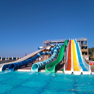 Harga yang bagus Outdoor Fiberglass Water Park Slide with 6-8mm Thickness and Customized Size for Long Service Life Over 10 Years on line