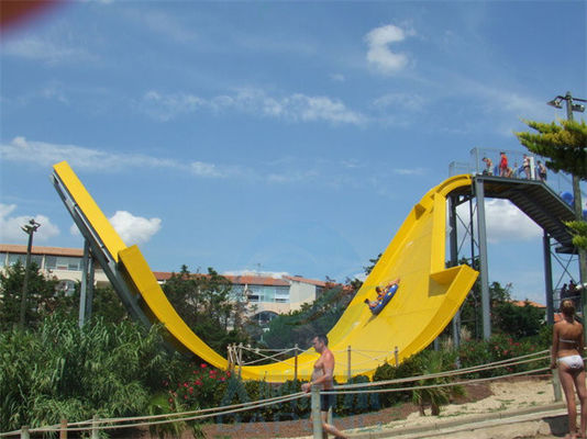 Harga yang bagus Banana Shape Water Park Slide Multicolor 12 Meter Pendulum Slide Air on line