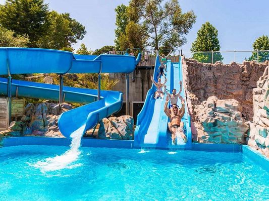 OEM Taman bermain air Kolam renang Musim panas Game Serat kaca spiral Slide Untuk bermain di luar ruangan