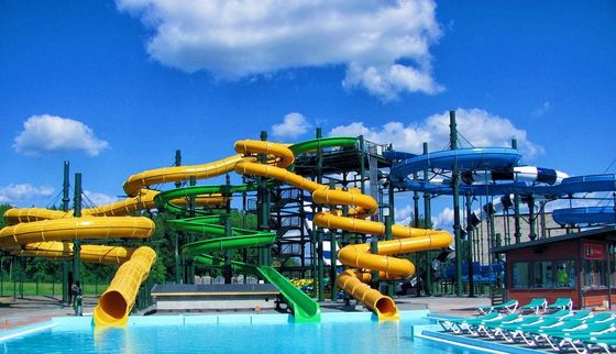 Kolam renang luar ruangan Anak-anak bermain Peralatan Serat kaca water slide di taman
