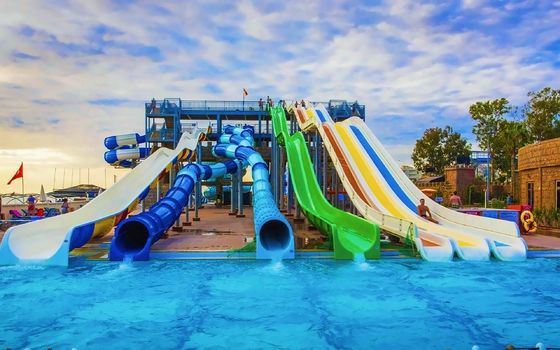 OEM Taman Air Anak-anak Permainan Olahraga Bersepeda Hiburan Slide kolam renang spiral