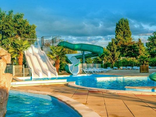 Harga yang bagus Desain kolam renang taman air khusus Aktivitas olahraga air Slide fiberglass on line
