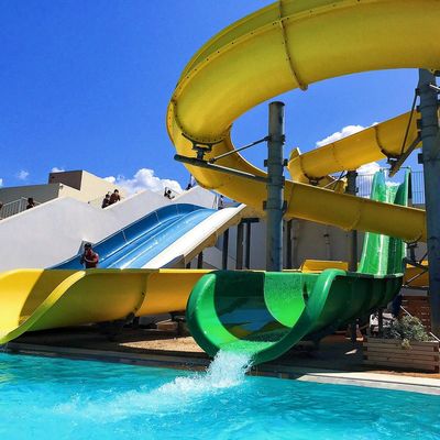 Harga yang bagus Slide kolam renang serat kaca lebar 5-12 meter untuk pelanggan transportasi darat on line