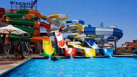 Anak-anak di luar ruangan permainan kolam renang air tabung serat kaca spiral slide