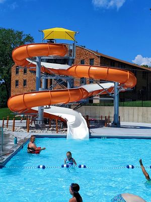 Harga yang bagus Komersial Taman Air Hiburan Air Game Oranye Spiral Single Slide Untuk Dewasa on line