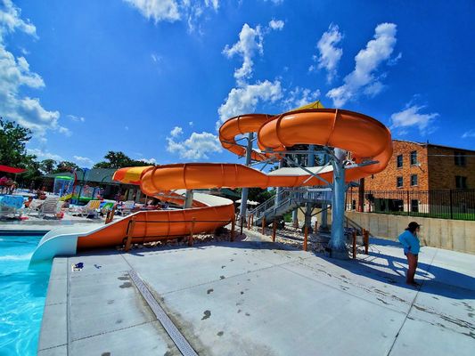 Harga yang bagus Peralatan kolam renang taman bermain luar Serat kaca spiral slide on line