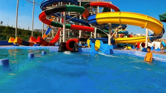 Harga yang bagus Peralatan kolam renang Slide spiral kecil untuk taman bermain komersial di luar ruangan on line