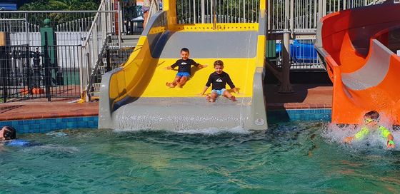 Rumah di Atas Kolam Renang Fiberglass Water Slide Untuk Anak-anak Water Game Play