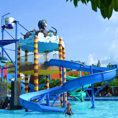 Anak-anak di kolam renang di bawah tanah naik Slide air serat kaca untuk taman air