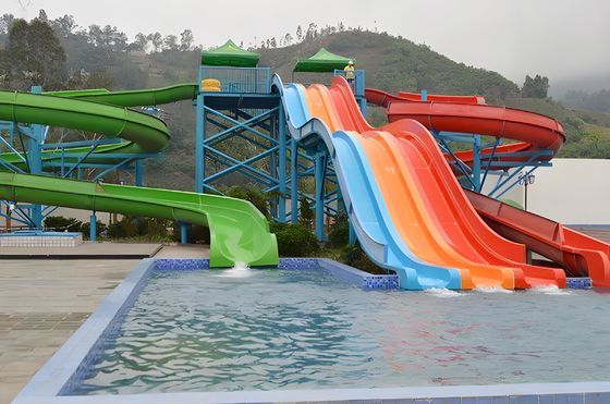 Harga yang bagus Outdoor Fiberglass Water Slide Peralatan bermain air Taman bermain Kolam renang Slide Untuk Anak Dewasa warna khusus on line
