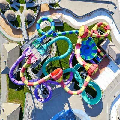 Kualitas Taman Air OEM Seluncuran Air Fiberglass Untuk Kolam Renang Dengan Gaya Terbuka Dan Tertutup pabrik